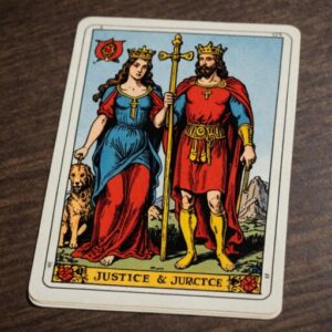 Combinação das cartas A Justiça e A Força em relacionamentos