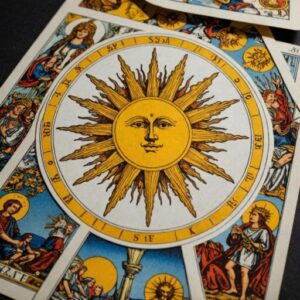 Combinação das cartas O Hierofante e O Sol na vida financeira