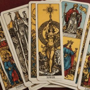 Combinação das cartas A Torre e A Justiça sobre decisões difíceis