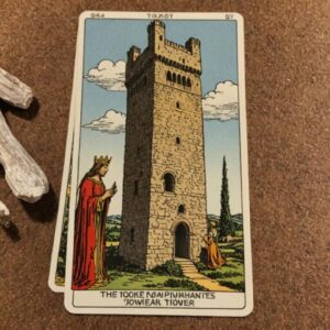 Combinação das cartas A Torre e O Hierofante no trabalho