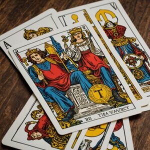 Combinação das cartas O Julgamento e O Carro na vida financeira