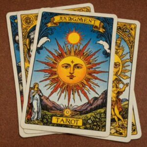 Combinação das cartas O Julgamento e O Sol no trabalho